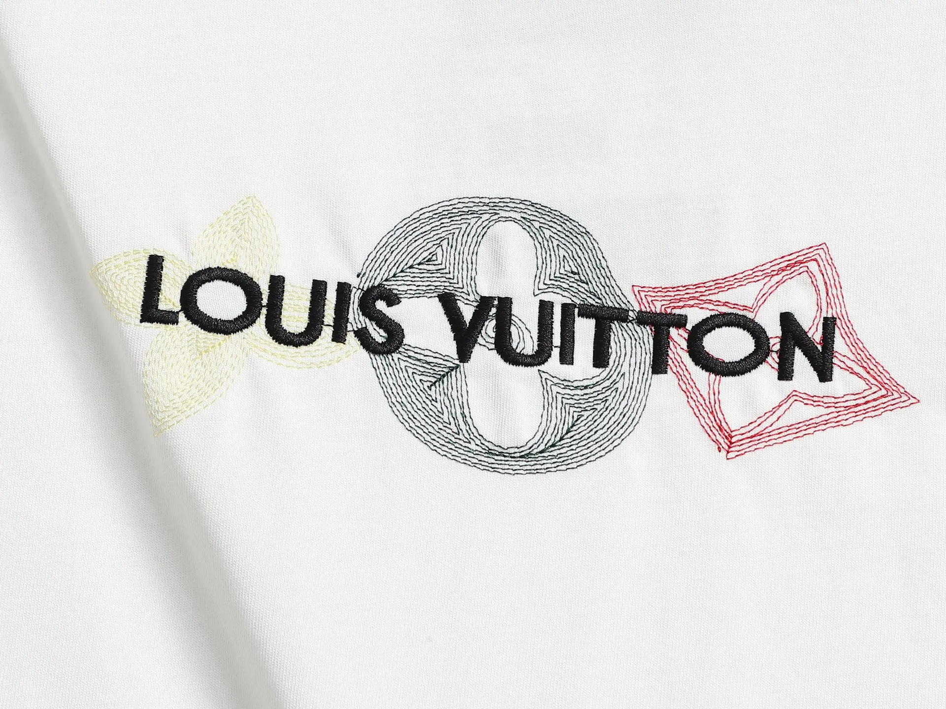 🅿️170 2025 new 1V summer cotton T-shirt uses colorful wool embroidery to enhance the temperament. The exquisite three-flower embroidery pattern is composed of a variety of yarns, with a total of 42,530 stitches showing a slight relief effect. Embroidered 1v letters complete this bold and sophisticated piece.  𝙘𝙤𝙡𝙤𝙧：White. Black 𝙨𝙞𝙯𝙚：XS S M L